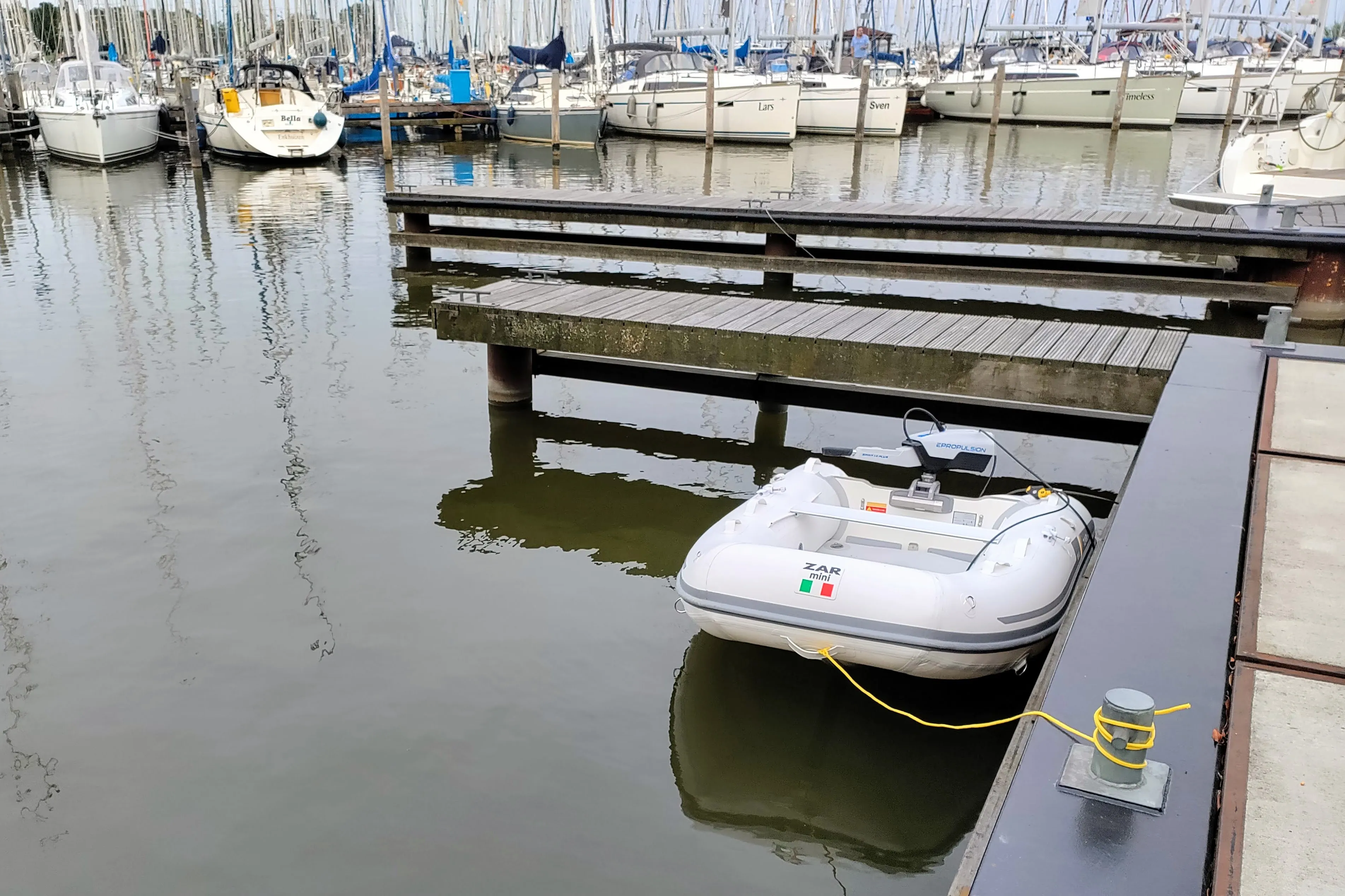 The new ZAR mini Air 8 dinghy with the Epropulsion outboarder.