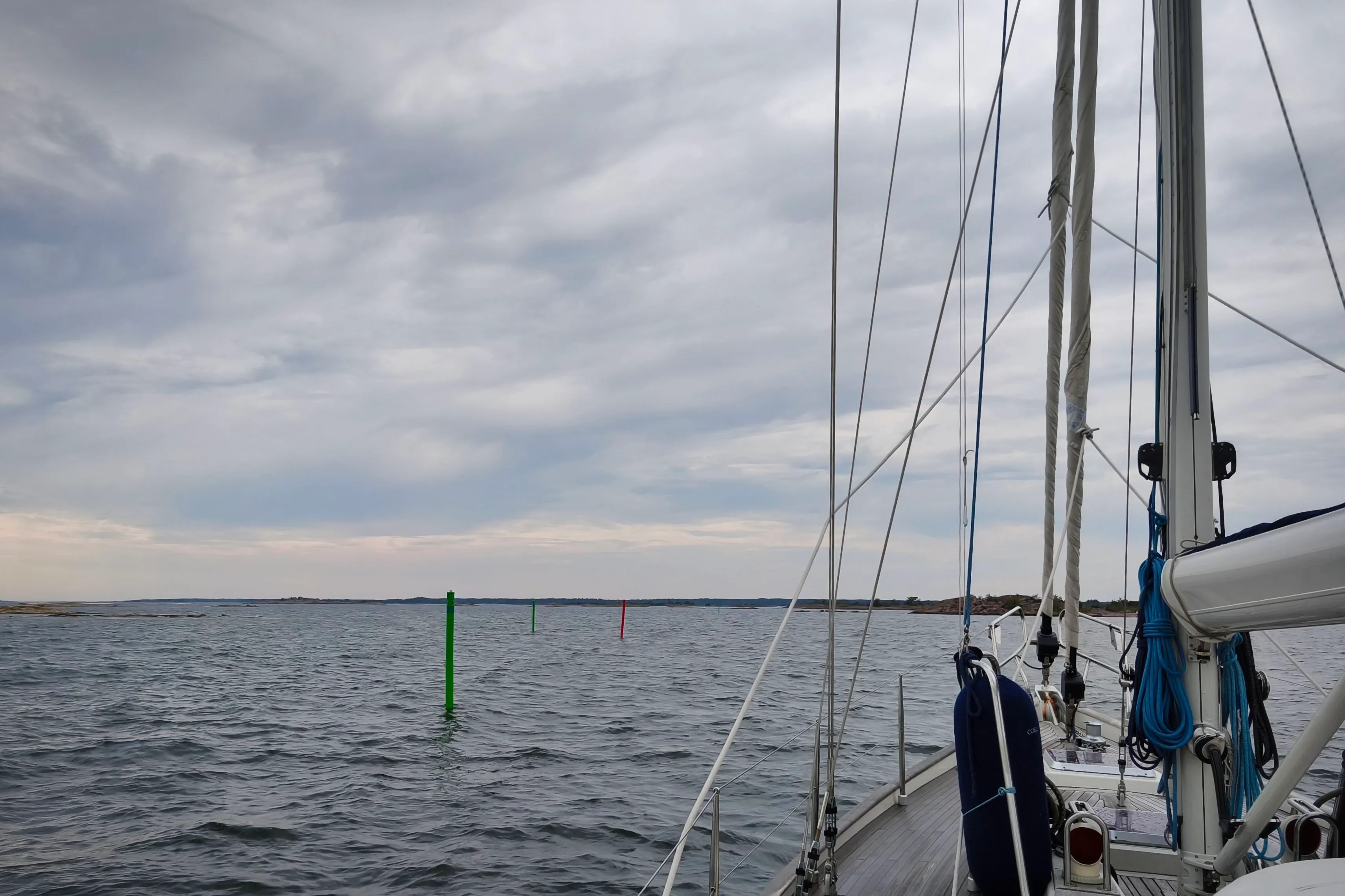 Tight turns through the channel leading to Figeholm.