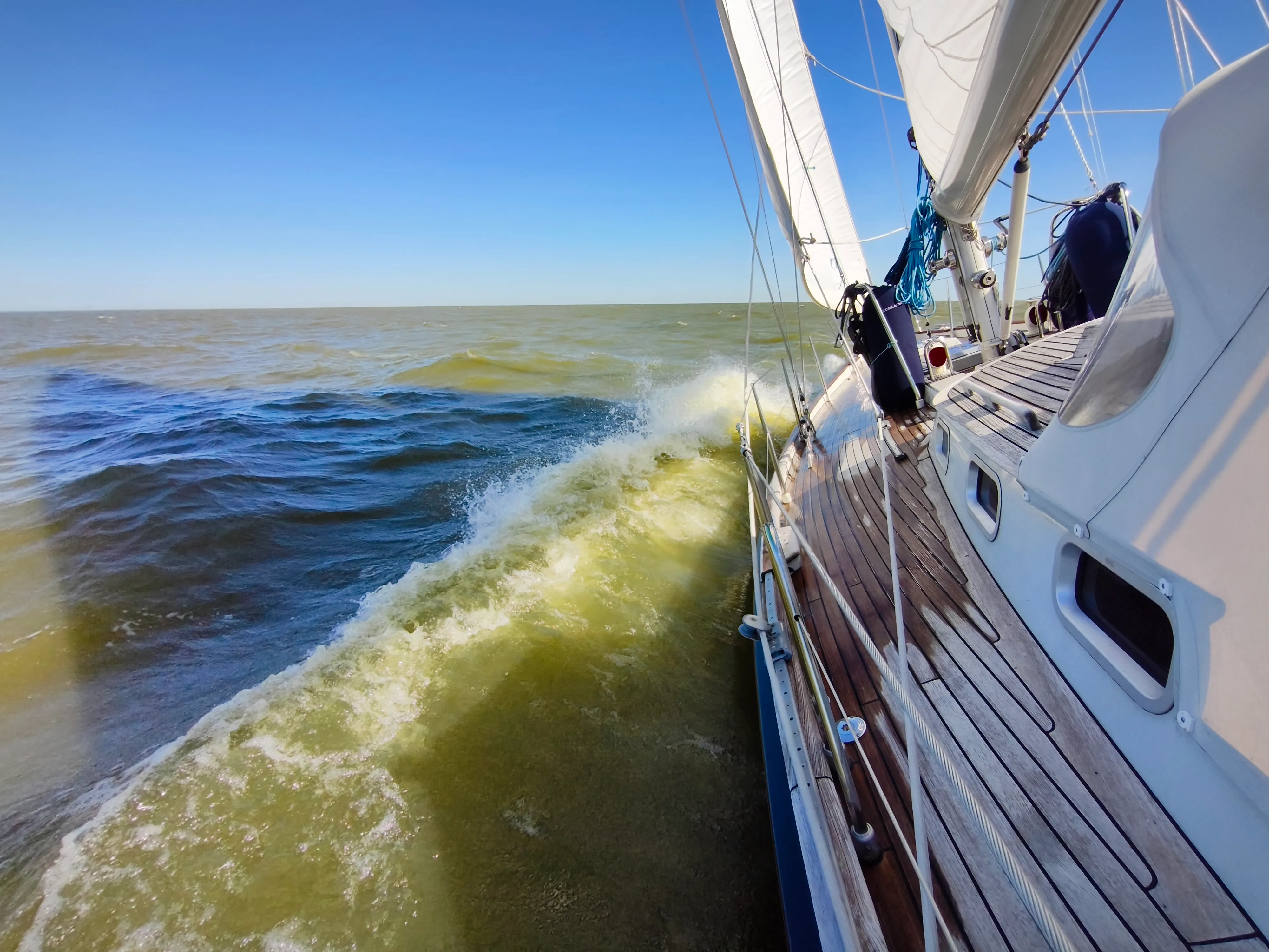 A high pressure week over the North Sea kept the IJsselmeer under a clear sky.